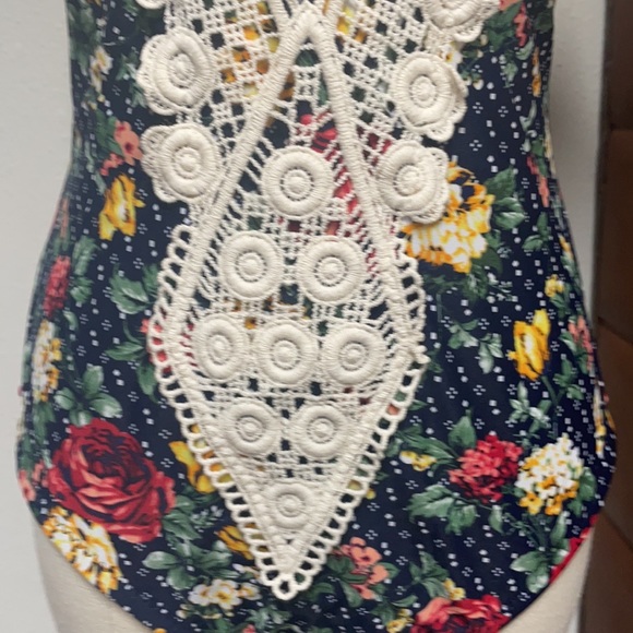 TARGET/MOSSIMO NWT SIZE S NAVY FLORAL CROCHET PLUNGE V-NECK ONE-PIECE SWIMSUIT - Picture 7 of 11